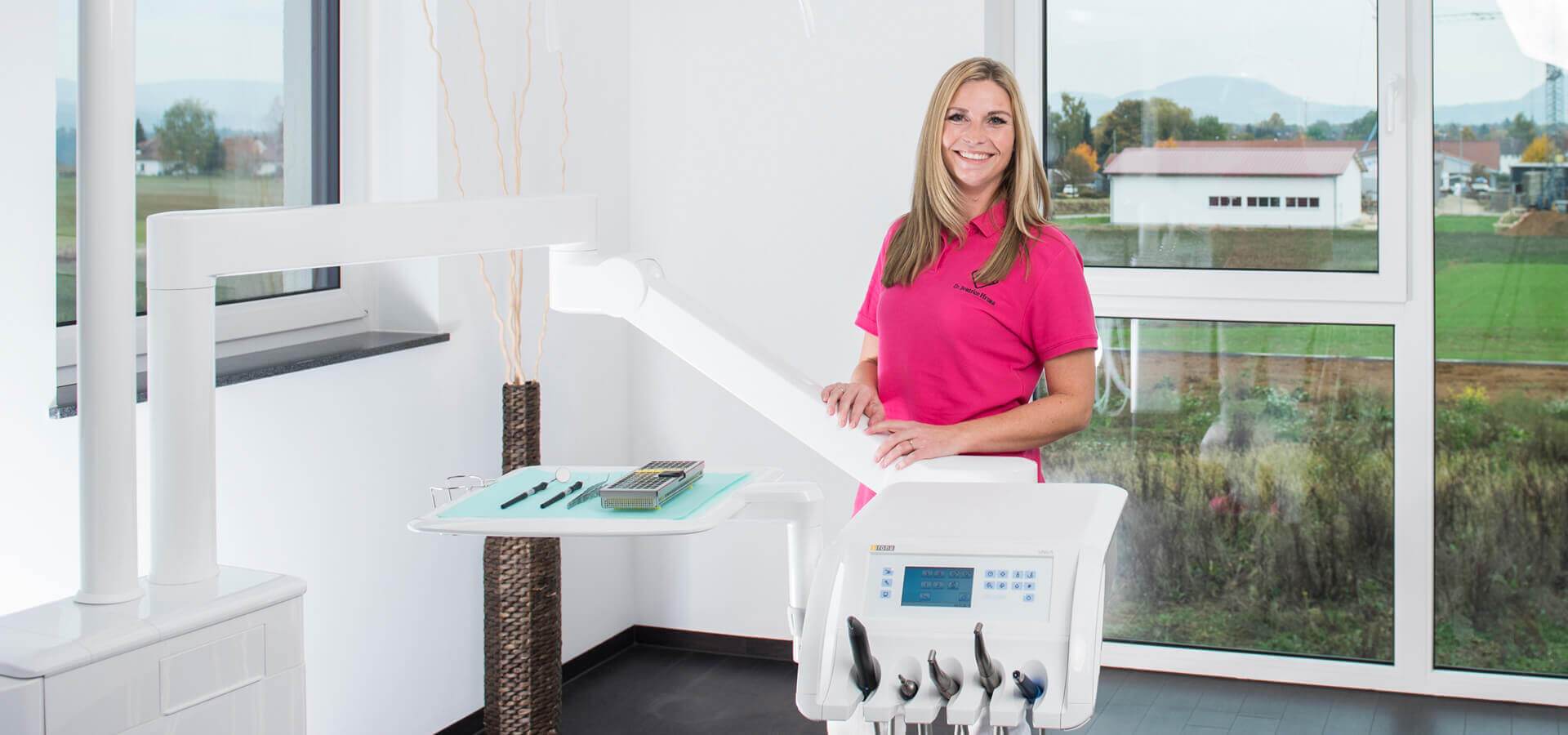 Zahnärztin und Partnerin der Zahnarztpraxis Hrusa erklärt: "Die intuitive Bedienweise sowie die umfangreichen Features von charly überzeugen uns täglich."