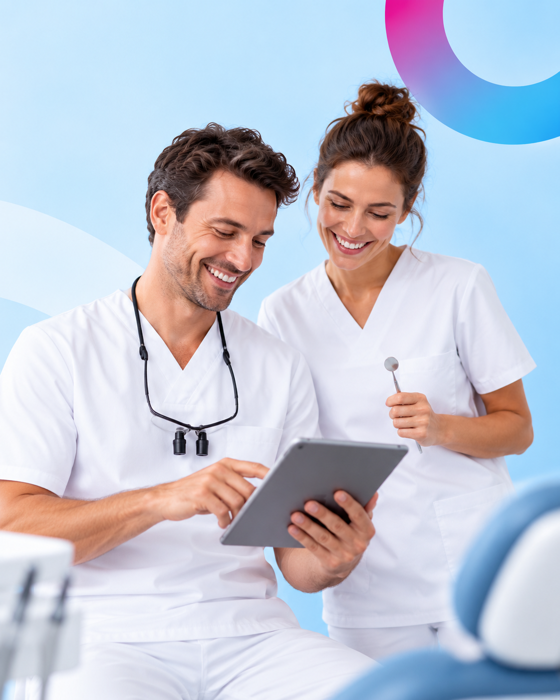 Praxisteam mit Tablet im Behandlungsraum